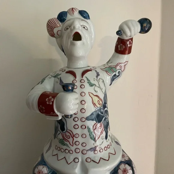 Imari ware Dutch man sitting on a barrel - Picture 3 of 7